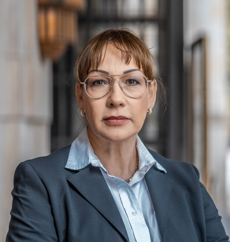 Eine Gruppe von Mitgliedern der EWIV, einer Organisation mit dem Namen Peritum, versammelt sich für eine Besprechung, um ihre Zusammenarbeit und ihre Ziele zu disk.