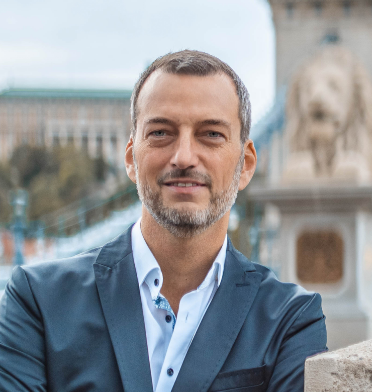 Eine Gruppe von Mitgliedern der EWIV Peritum sitzt an einem Besprechungstisch und diskutiert über ihre Projekte und Ziele, während sie konzent.