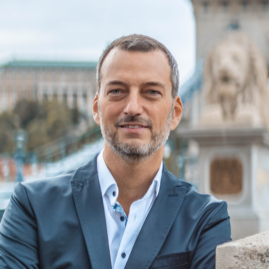 Eine Gruppe von Mitgliedern der EWIV Peritum sitzt an einem Besprechungstisch und diskutiert über ihre Projekte und Ziele, während sie konzent.